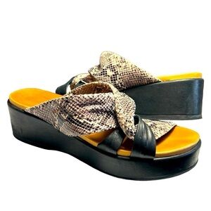 Coral Como Faux Snakeskin and Leather Wedge Sandals Sz 9